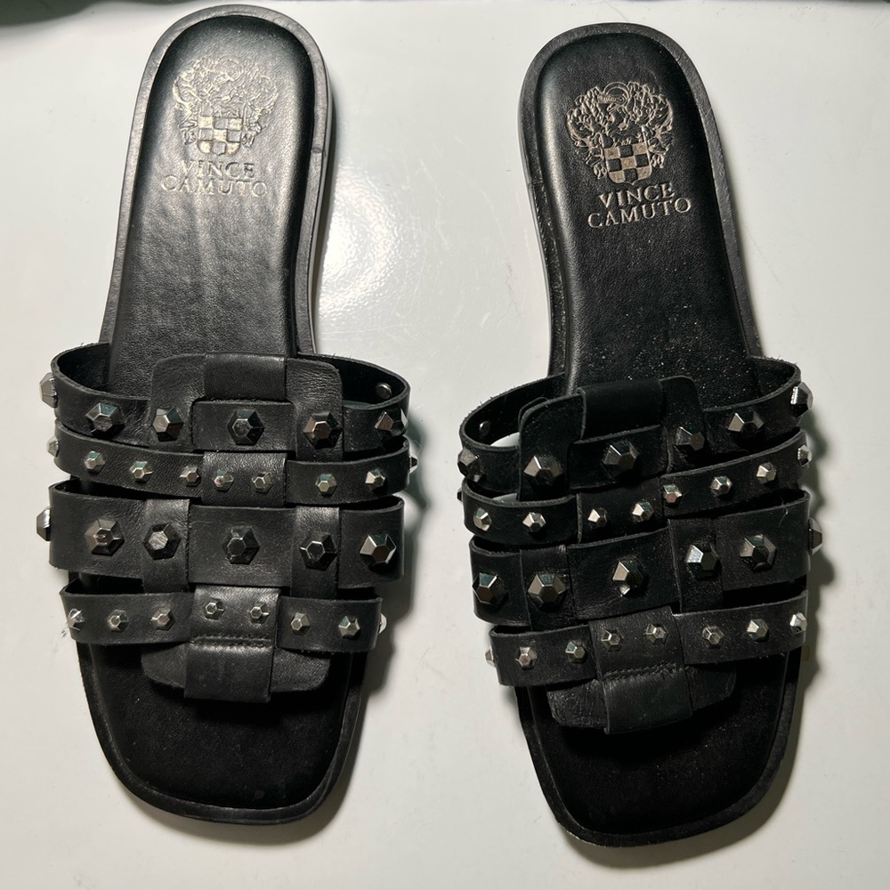 VINCE CAMUTO leather flat sandals
